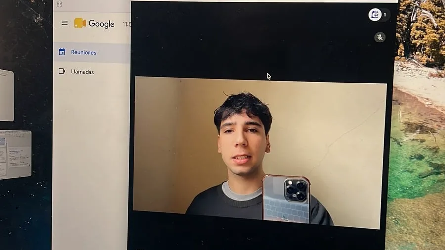 Ian en una videollamada con un cliente desde su computadora